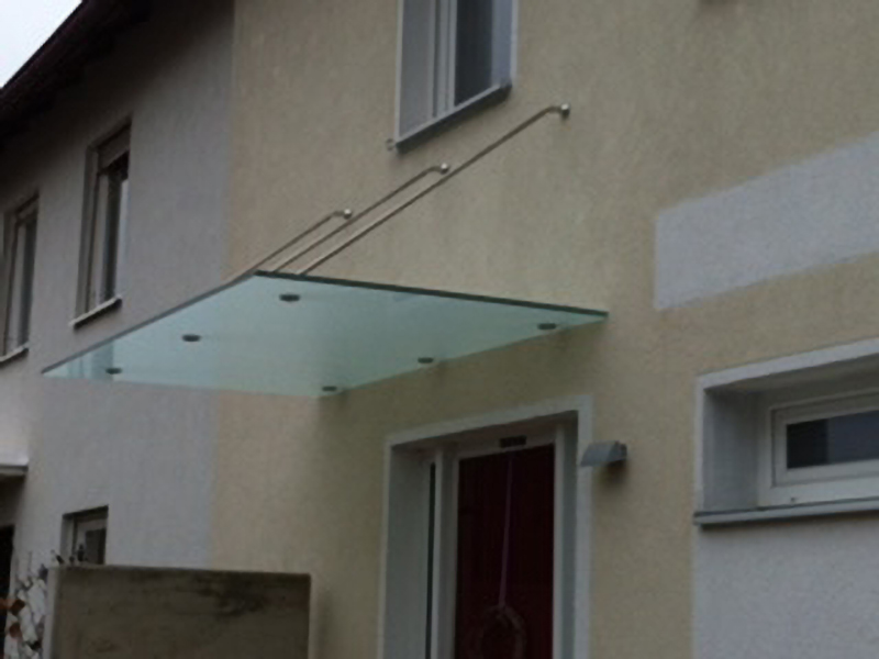 Glasvordach mit Edelstahlstreben